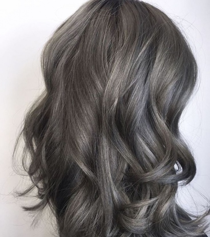 Couleurs de cheveux à la mode pour les femmes aux cheveux bruns et palette et recommandations pour la teinture