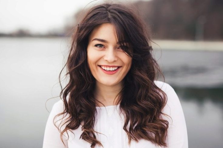 Couleurs de cheveux à la mode pour les femmes aux cheveux bruns et palette et recommandations pour la teinture