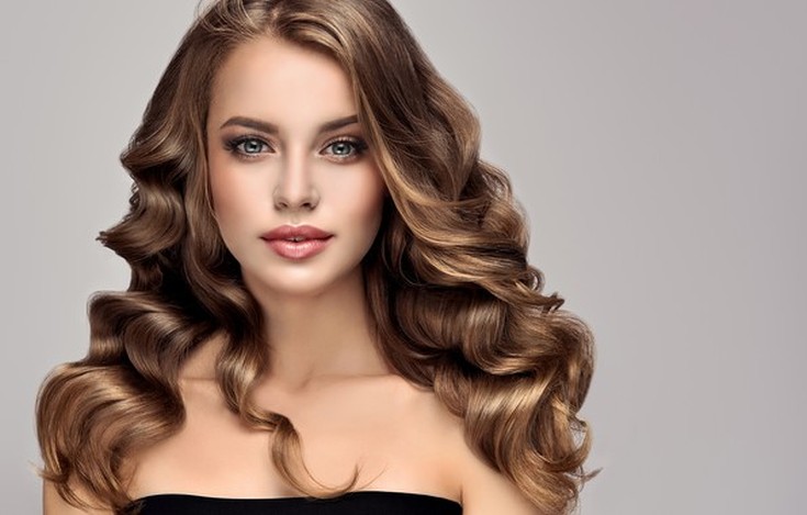 Couleurs de cheveux à la mode pour les femmes aux cheveux bruns et palette et recommandations pour la teinture