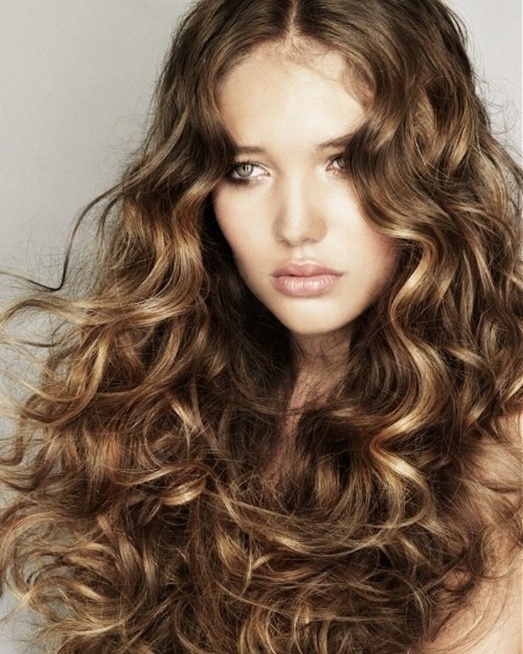 Couleurs de cheveux à la mode pour les femmes aux cheveux bruns et palette et recommandations pour la teinture