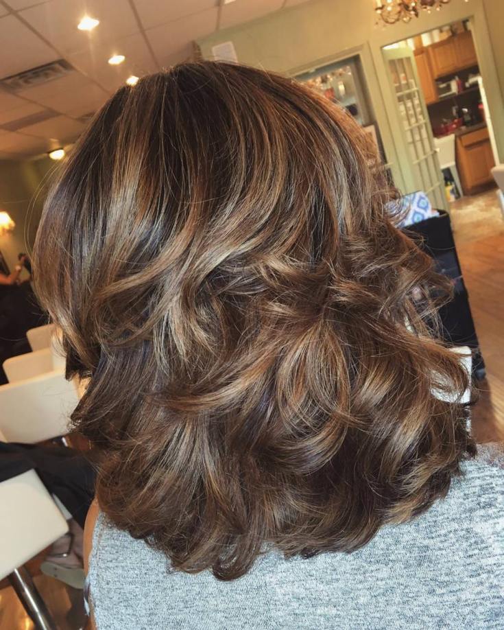 Mise en évidence sur une cascade de coupes de cheveux - les meilleures techniques pour les cheveux raides et bouclés
