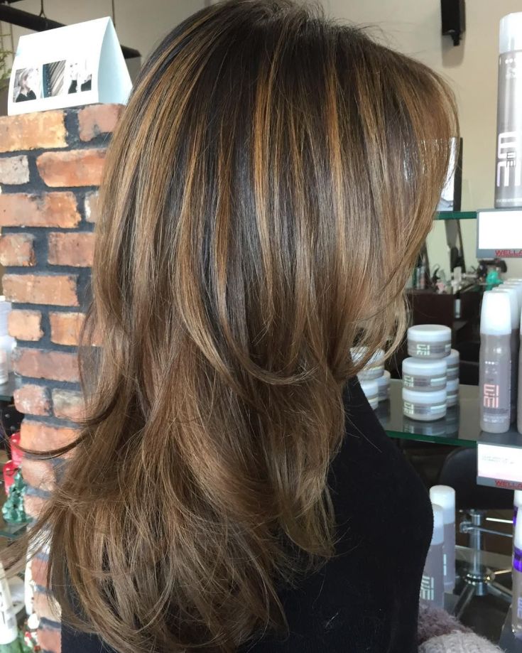 Mise en évidence sur une cascade de coupes de cheveux - les meilleures techniques pour les cheveux raides et bouclés