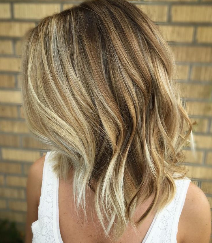 Mise en évidence sur une cascade de coupes de cheveux - les meilleures techniques pour les cheveux raides et bouclés