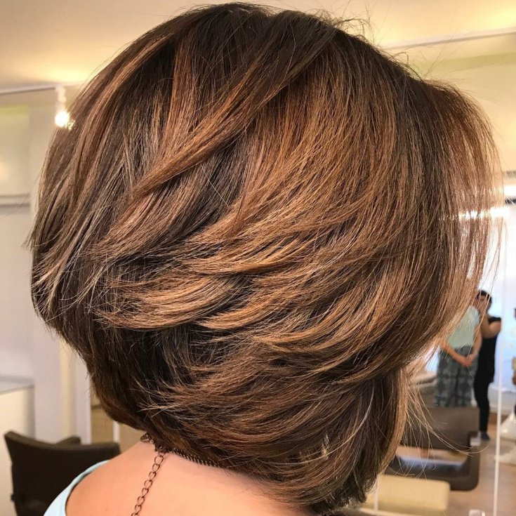 Mise en évidence sur une cascade de coupes de cheveux - les meilleures techniques pour les cheveux raides et bouclés