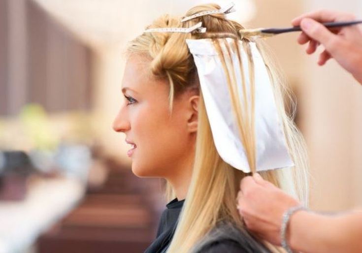 Comment éclaircir les cheveux 2 tons à la maison