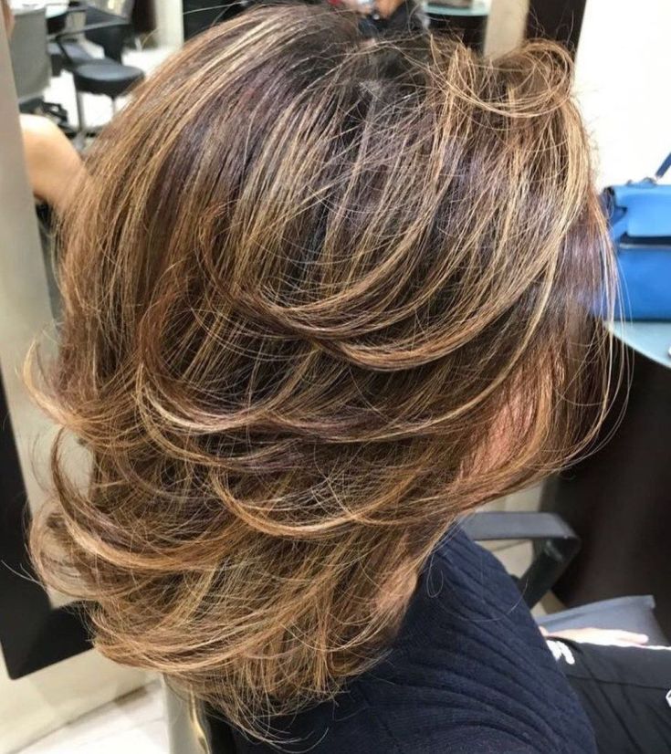 Mise en évidence sur une cascade de coupes de cheveux - les meilleures techniques pour les cheveux raides et bouclés