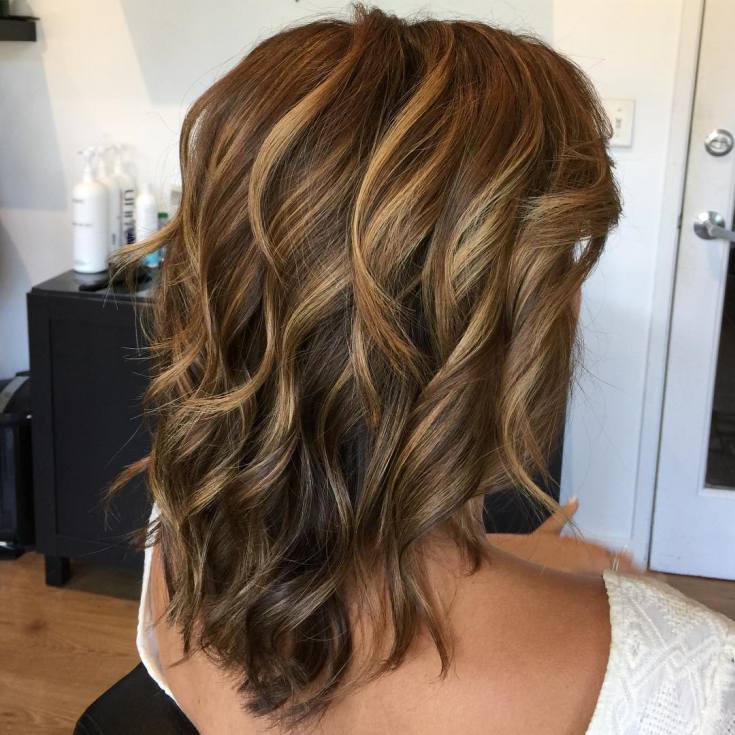 Mise en évidence sur une cascade de coupes de cheveux - les meilleures techniques pour les cheveux raides et bouclés