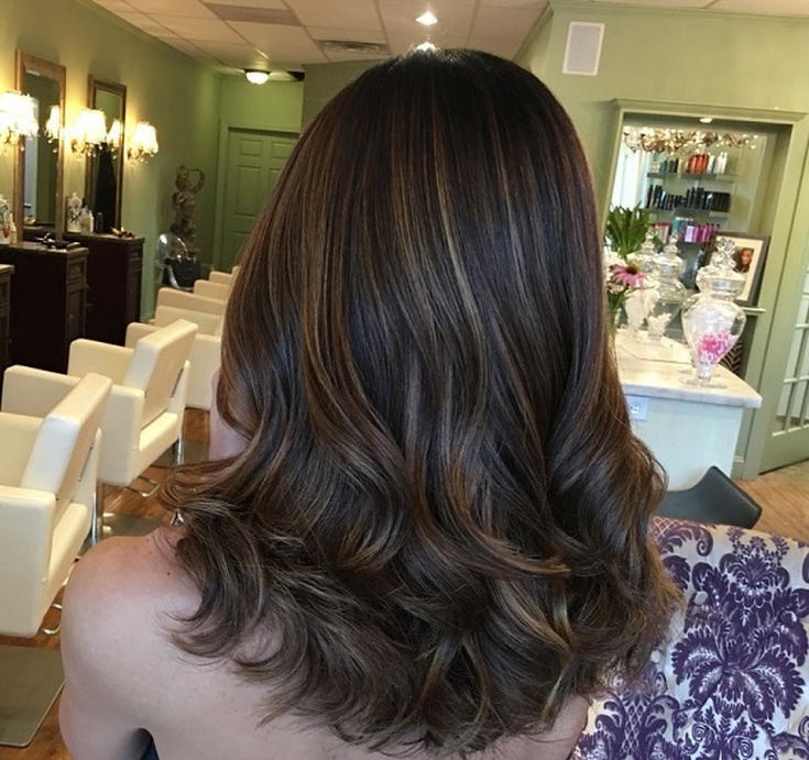 Mise en évidence sur une cascade de coupes de cheveux - les meilleures techniques pour les cheveux raides et bouclés