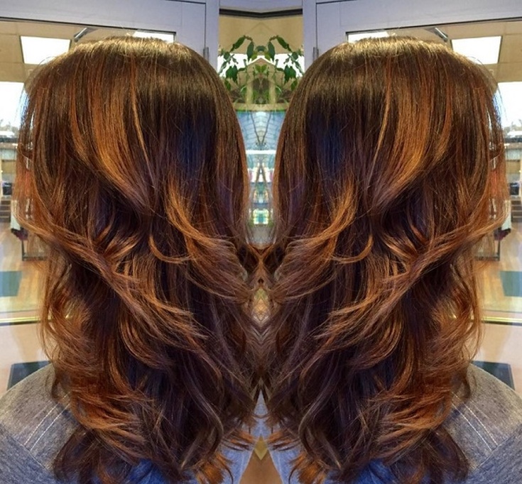 Mise en évidence sur une cascade de coupes de cheveux - les meilleures techniques pour les cheveux raides et bouclés