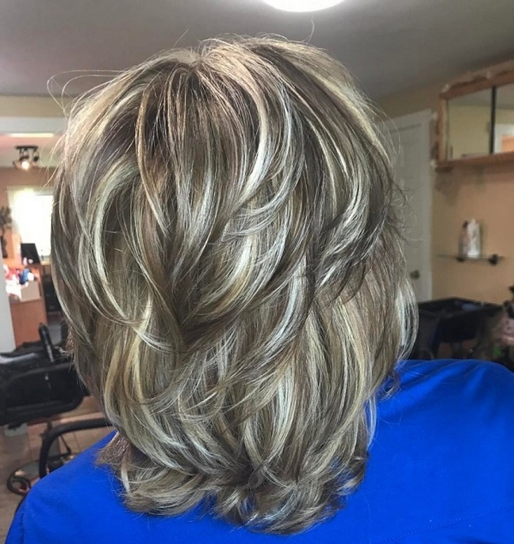 Mise en évidence sur une cascade de coupes de cheveux - les meilleures techniques pour les cheveux raides et bouclés