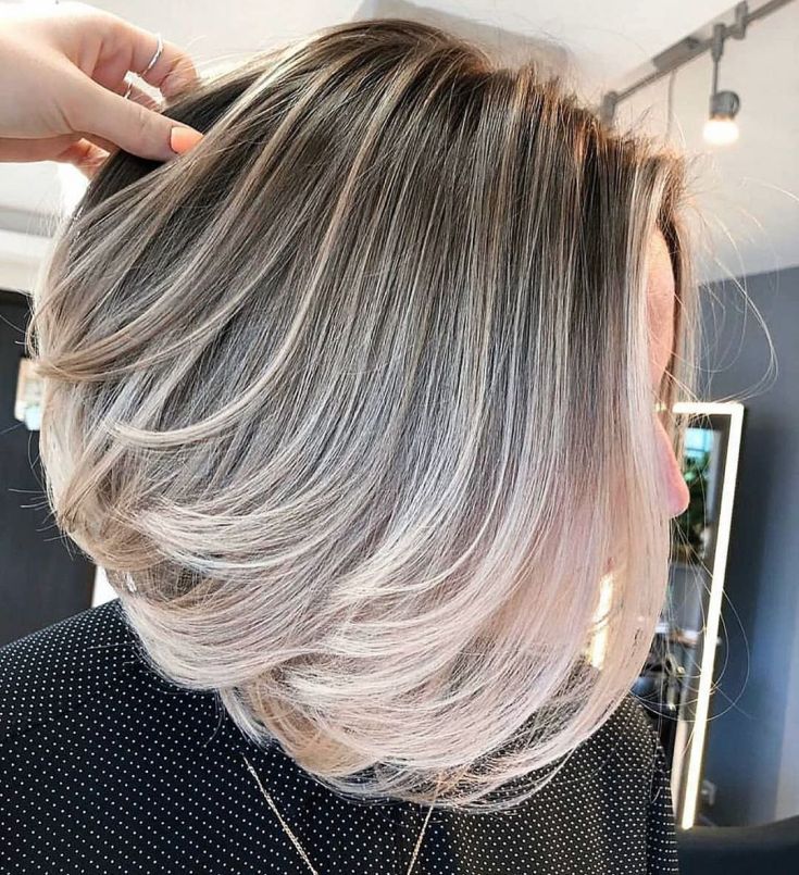 Mise en évidence sur une cascade de coupes de cheveux - les meilleures techniques pour les cheveux raides et bouclés