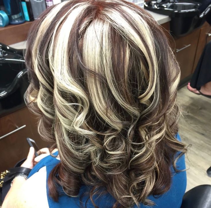 Mise en évidence sur une cascade de coupes de cheveux - les meilleures techniques pour les cheveux raides et bouclés