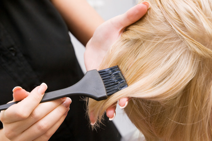 Comment éclaircir les cheveux 2 tons à la maison