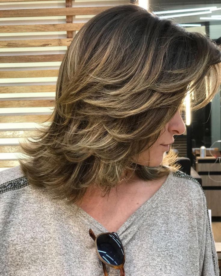 Mise en évidence sur une cascade de coupes de cheveux - les meilleures techniques pour les cheveux raides et bouclés