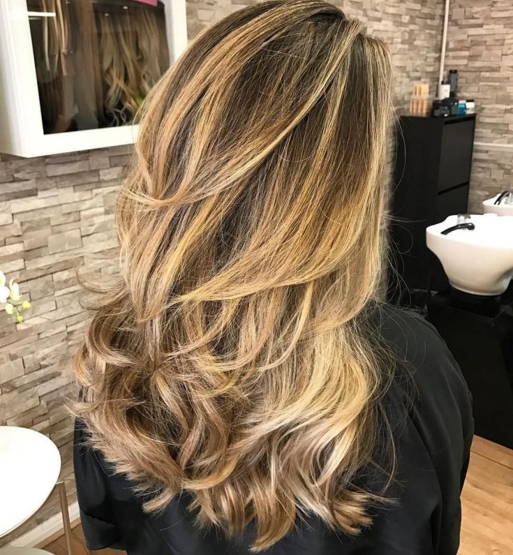 Mise en évidence sur une cascade de coupes de cheveux - les meilleures techniques pour les cheveux raides et bouclés
