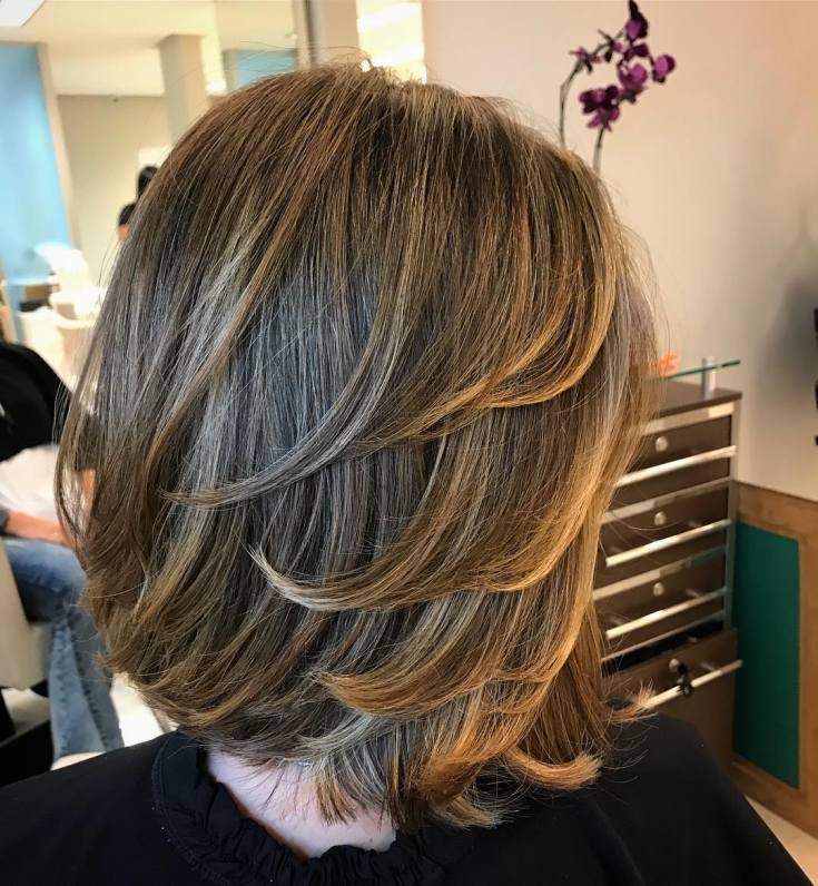 Mise en évidence sur une cascade de coupes de cheveux - les meilleures techniques pour les cheveux raides et bouclés