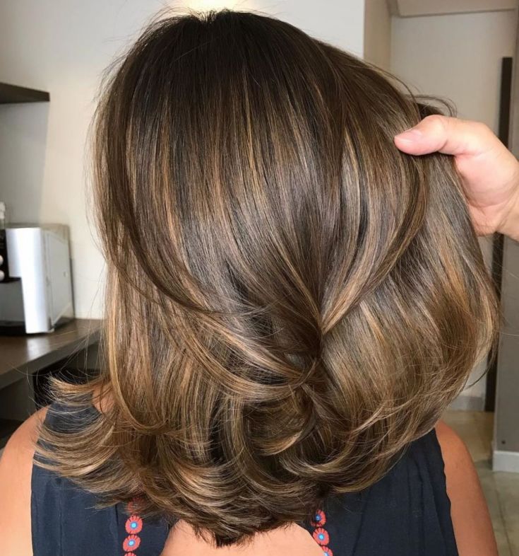 Mise en évidence sur une cascade de coupes de cheveux - les meilleures techniques pour les cheveux raides et bouclés