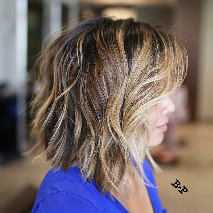 Mise en évidence sur une cascade de coupes de cheveux - les meilleures techniques pour les cheveux raides et bouclés