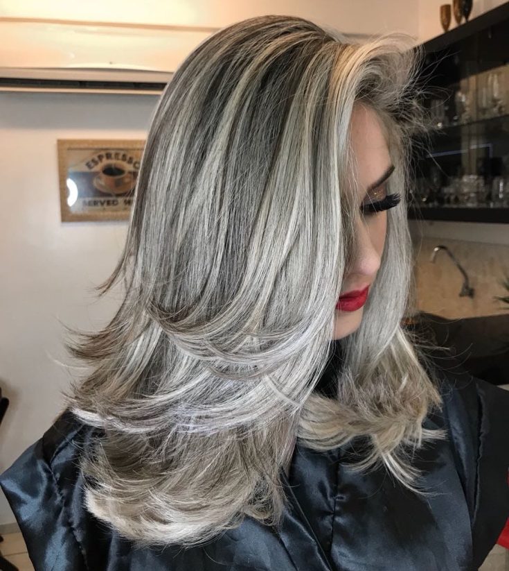 Mise en évidence sur une cascade de coupes de cheveux - les meilleures techniques pour les cheveux raides et bouclés