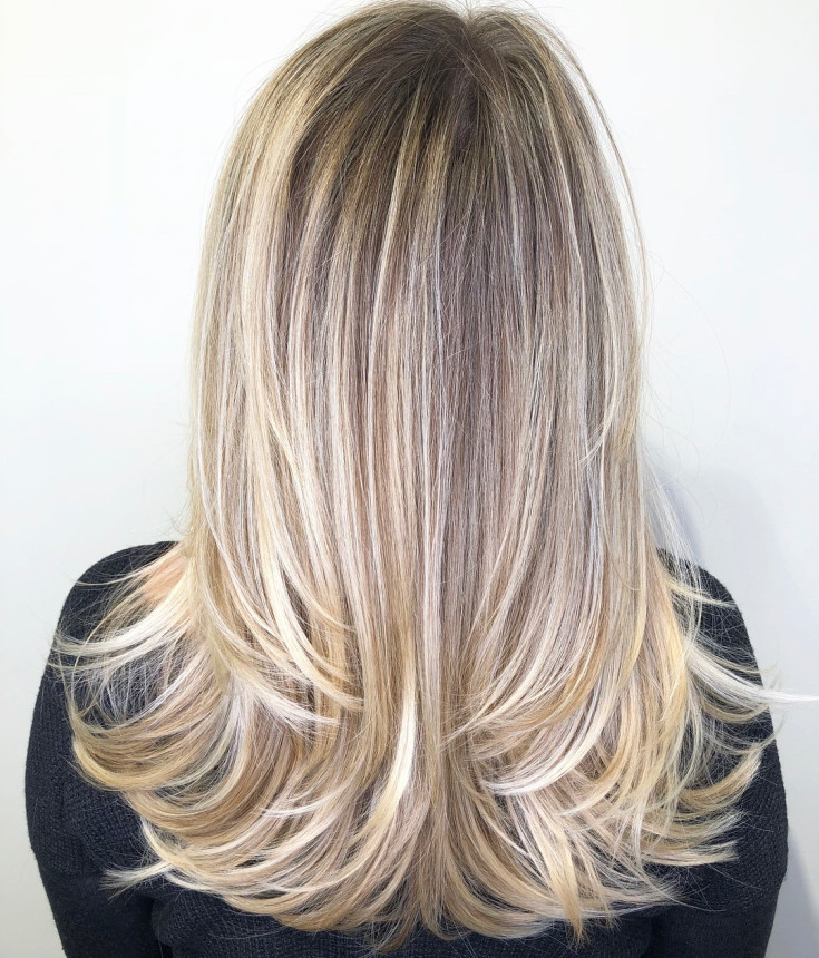 Mise en évidence sur une cascade de coupes de cheveux - les meilleures techniques pour les cheveux raides et bouclés