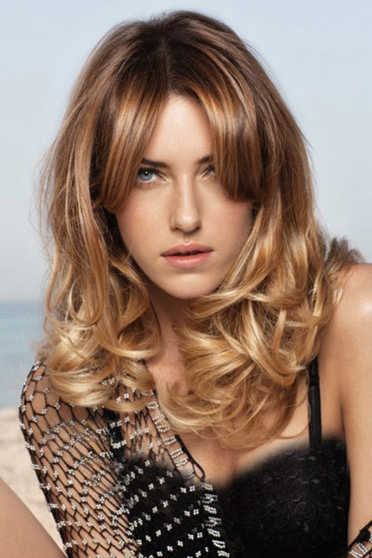 Mise en évidence sur une cascade de coupes de cheveux - les meilleures techniques pour les cheveux raides et bouclés