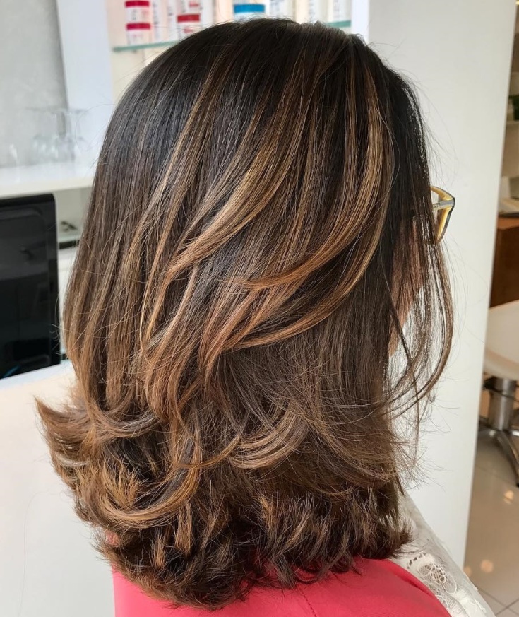 Mise en évidence sur une cascade de coupes de cheveux - les meilleures techniques pour les cheveux raides et bouclés