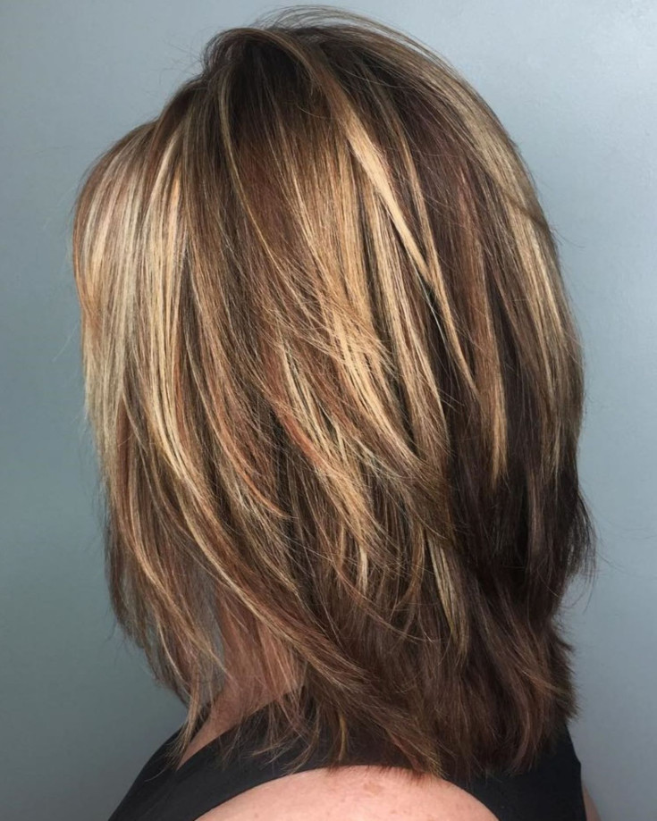 Mise en évidence sur une cascade de coupes de cheveux - les meilleures techniques pour les cheveux raides et bouclés