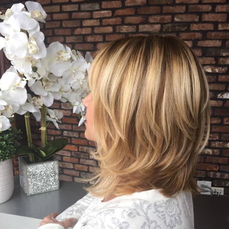 Mise en évidence sur une cascade de coupes de cheveux - les meilleures techniques pour les cheveux raides et bouclés
