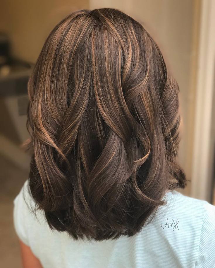 Mise en évidence sur une cascade de coupes de cheveux - les meilleures techniques pour les cheveux raides et bouclés