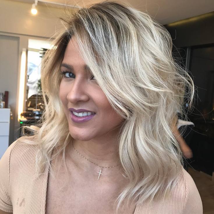 Mise en évidence sur une cascade de coupes de cheveux - les meilleures techniques pour les cheveux raides et bouclés