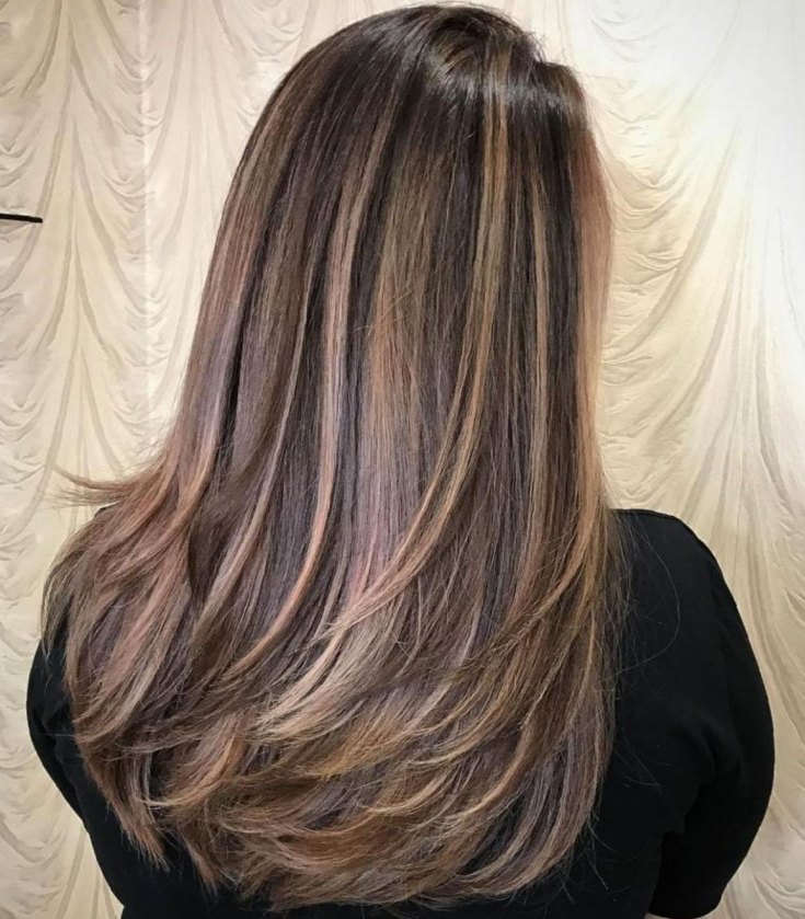 Mise en évidence sur une cascade de coupes de cheveux - les meilleures techniques pour les cheveux raides et bouclés