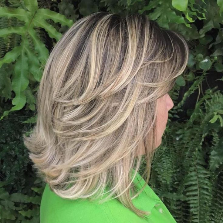 Mise en évidence sur une cascade de coupes de cheveux - les meilleures techniques pour les cheveux raides et bouclés