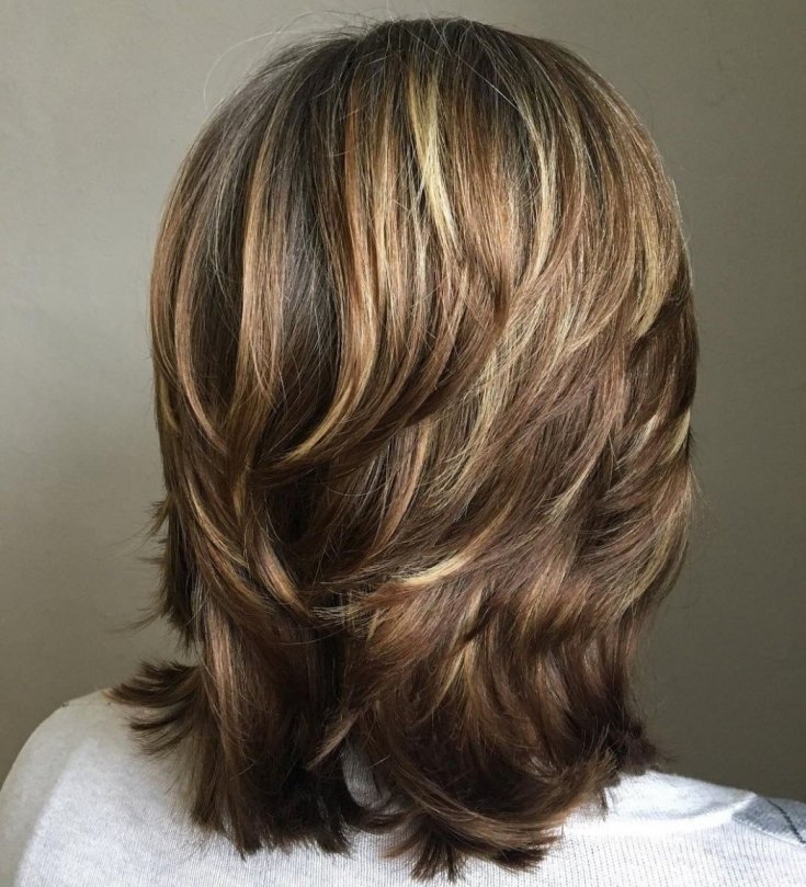 Mise en évidence sur une cascade de coupes de cheveux - les meilleures techniques pour les cheveux raides et bouclés