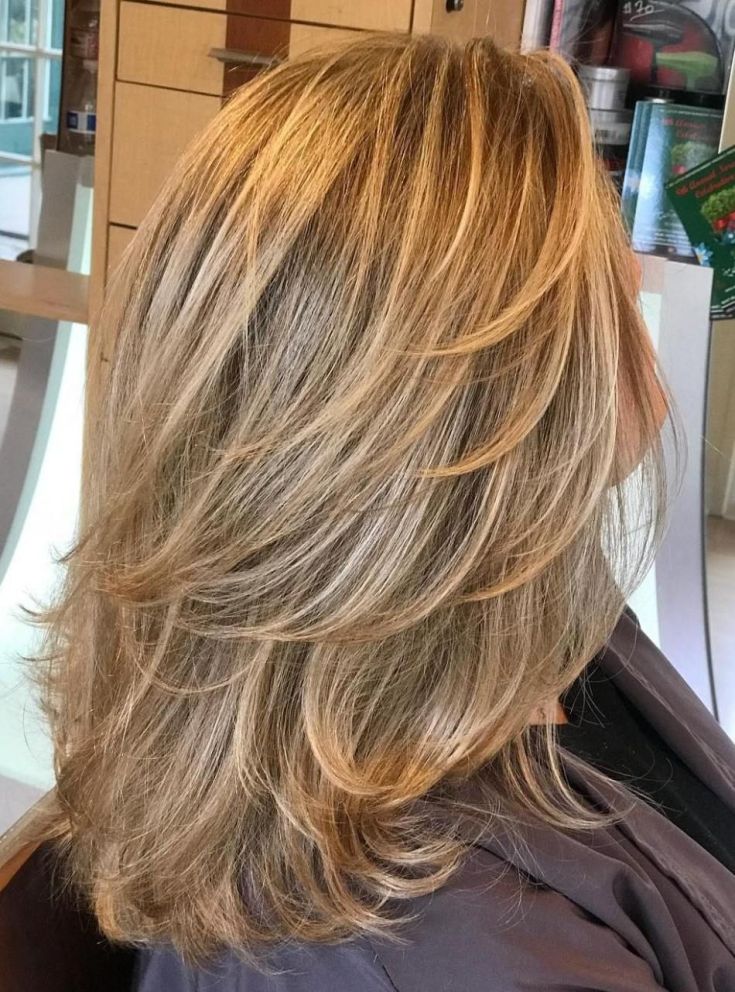 Mise en évidence sur une cascade de coupes de cheveux - les meilleures techniques pour les cheveux raides et bouclés